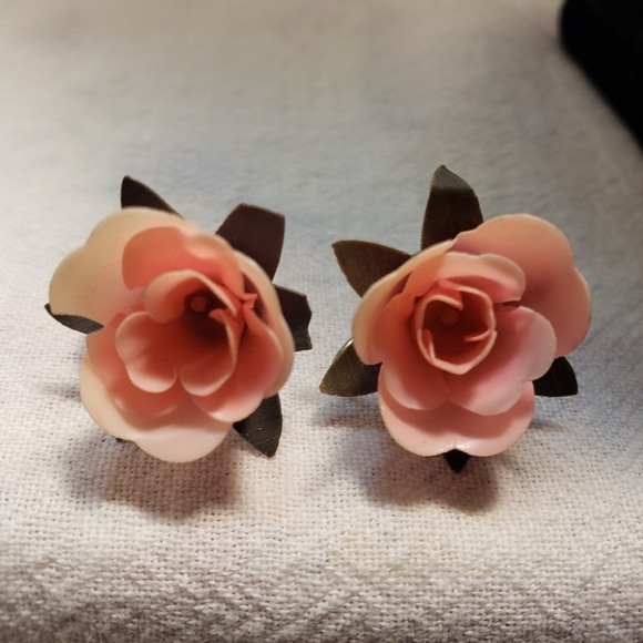 Stunning Vintage Japan Carved Celluloid Blush Pink Earrings with screw backs - Picture 2 of 11